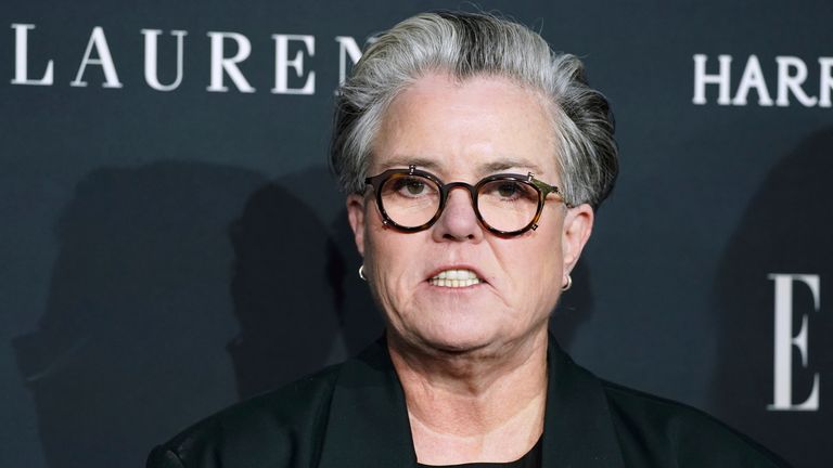 Rosie O'Donnell dorazí na oslavu Elle Women in Hollywood v úterý 19. listopadu 2024 v Los Angeles. (Foto: Jordan Strauss/Invision/AP)