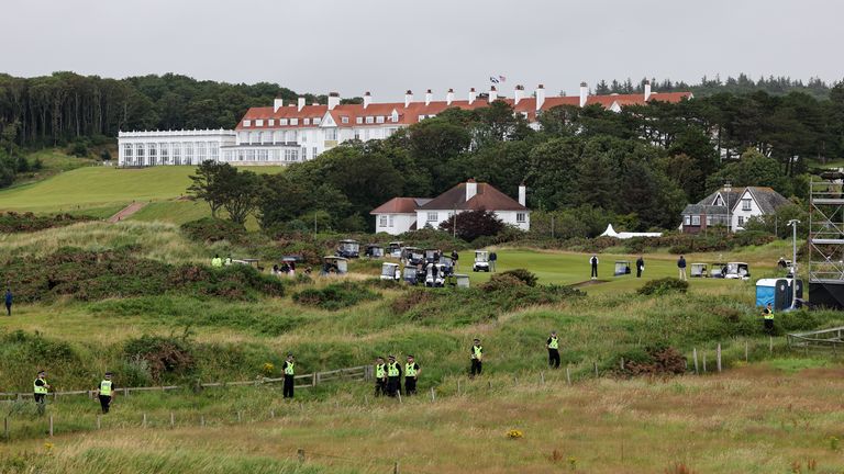 Policisté obklopují oblast, kde americký prezident Donald Trump hraje golf na jeho golfovém hřišti Trump Turnberry v jižním Ayrshiru, když ŽÁD