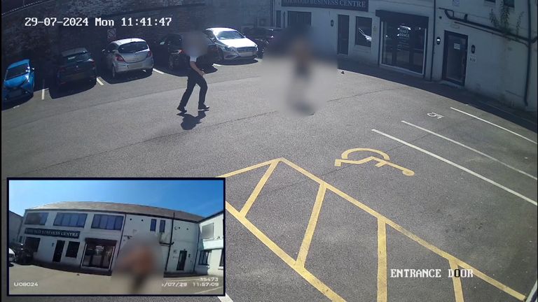 CCTV ukazující důstojníka vedeného členem veřejnosti do budovy, kde Axel Rudakubana zahájil svůj útok
