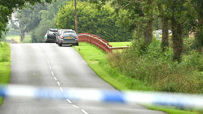 Scéna v oblasti Drummeer Road v Maguiresbridge, Co Fermanagh, poté, co dva lidé zemřeli a dva lidé byli vážně zraněni při střeleckém incidentu. Datum obrázku: Středa 23. července 2025. Foto kredit by měl číst: Oliver McVeigh /PA Wire 