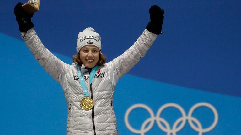 Soubor -Women's 7,5 km biatlon Sprint Sprint Gold Medailist Laura Dahlmeier z Německa, slaví během ceremoniálu medailí na zimních olympijských hrách 2018 v Pyeongchangu v Jižní Koreji, 11. února 2018. (AP Photo/Morry Gash, spis)