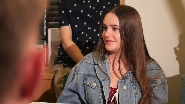 Charlotte, 17, uvedla, že věří, že musí existovat „tvrdší kontroly“