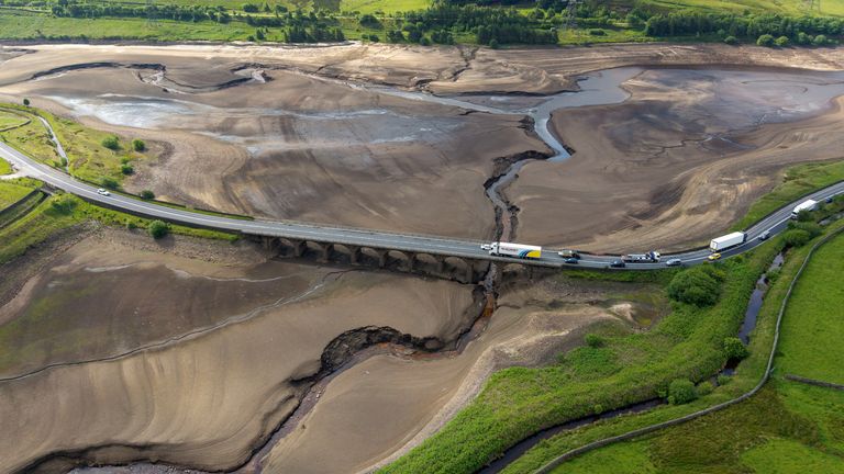 Pohled dronů z června ukazuje vozidla používající most k předání suché části Woodhead Reservoir. Pic: Reuters