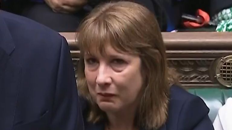 Kancléř ze státní pokladny Rachel Reeves (vpravo) plačící, když mluví premiér Sir Keir Starmer. Pic: Commons/UK Parlament/PA