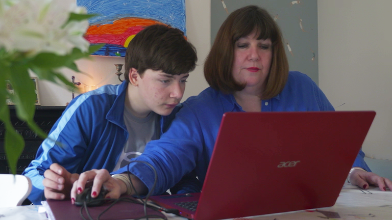 Geraldine a její syn Jacob, který má speciální vzdělávací potřeby ScreenGrab od: FTV PKG Special Educational Needs Barnfield Liverpool 180625