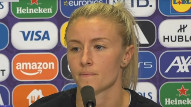 Leah Williamson mluví na tiskové konferenci před finále eura