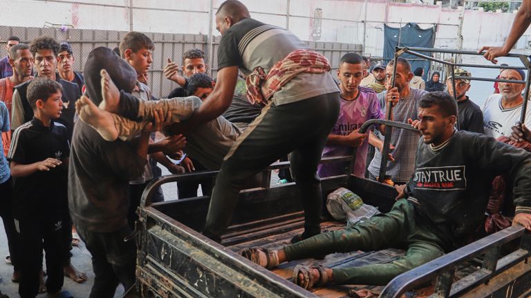 Zranění Palestinci jsou přivedeni do nemocnice Nasser v Khan Younis. Pic: Mariam Dagga/ap
