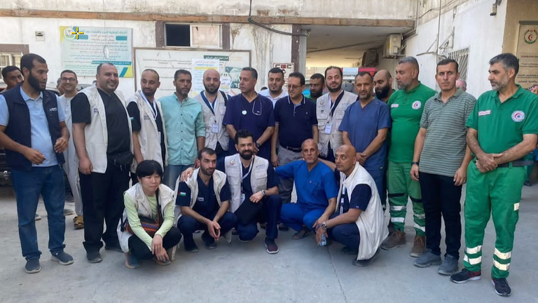Dr. Hussam Abu Safiya se svými kolegy. Obrázek: Dr. Eid Sabbah, nemocnice Kamal Adwan  