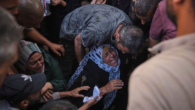 Matka Anas al-Basyouni truchlí nad svou ztrátou krátce poté, co byl zabit na cestě do distribučního centra pomoci, během pohřbu v nemocnici Shifa ve městě Gaza ve čtvrtek 3. července 2025 (AP Photo/Jehad Alshrafi)