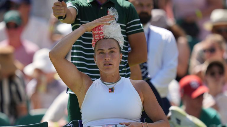 Aryna Sabalenka z Běloruska použila ledovou balíček k vychladnutí během zápasu ve Wimbledonu. Pic: Ap