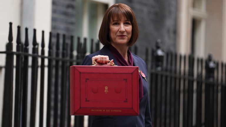 Kancléřka státní pokladny Rachel Reeves opouští 11 Downing Street v Londýně, se svou ministerskou červenou krabicí, než doručí svůj rozpočet v domech parlamentu. Datum obrázku: Středa 30. října 2024. PA foto. Viz rozpočet politiky příběhu PA. Foto kredit by měl číst: Jordan Pettitt/PA Wire 
