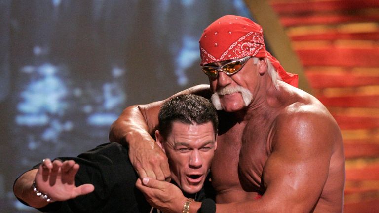 Wrestler Hulk Hogan (R) HEADLOCKS WrestleMania Champion John Cena v roce 2005 
