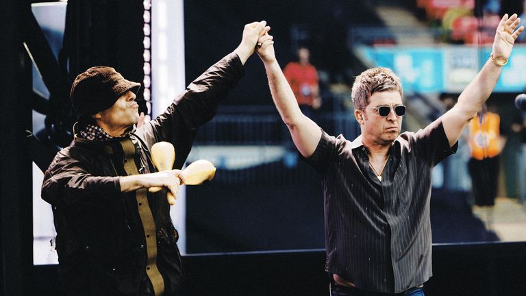 Liam a Noel Gallagher na jevišti pro první Wembley Night of Oasis Reunion Tour. Pic: Lewis Evans