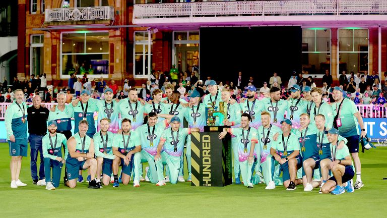 Oválné Invincibles představují s trofejí poté, co vyhráli stovky finále v Lord's v Londýně. Datum obrázku: Neděle 18. srpna 2024.