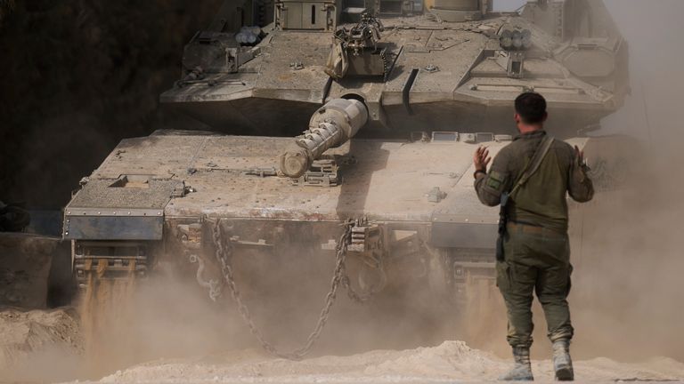 Izraelský voják řídí nádrž v inscenační oblasti poblíž hranice s pásem Gazy v jižním Izraeli v úterý 1. července 2025 (AP Photo/Ariel Schalit)