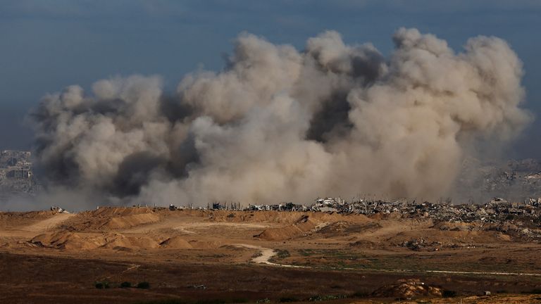 Po explozi stoupá kouř v Gaze. Pic: Reuters
