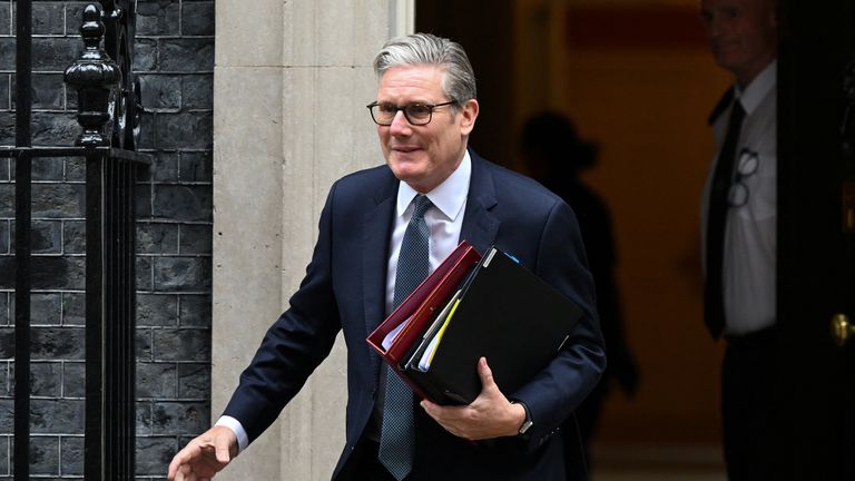 Keir Starmer opouští 10 Downing Street.  Pic Reuters