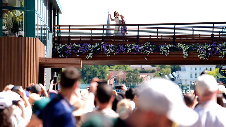 Princezna z Walesu s předsedou AELTC Deborah Jevans při svém příjezdu do All England Lawn Tenis a Croquet Club v Londýně. Datum obrázku: 