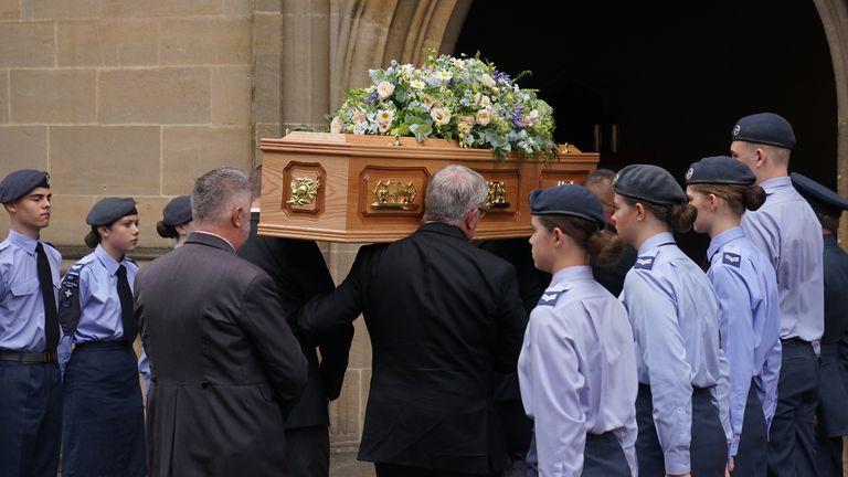 Stáhnout 11:07 - 31. července 2025 Funeral Tebbit Lord Tebbit Funeral rakev lorda Normana Tebbit dorazí do St Edmundsbury katedrály v bur