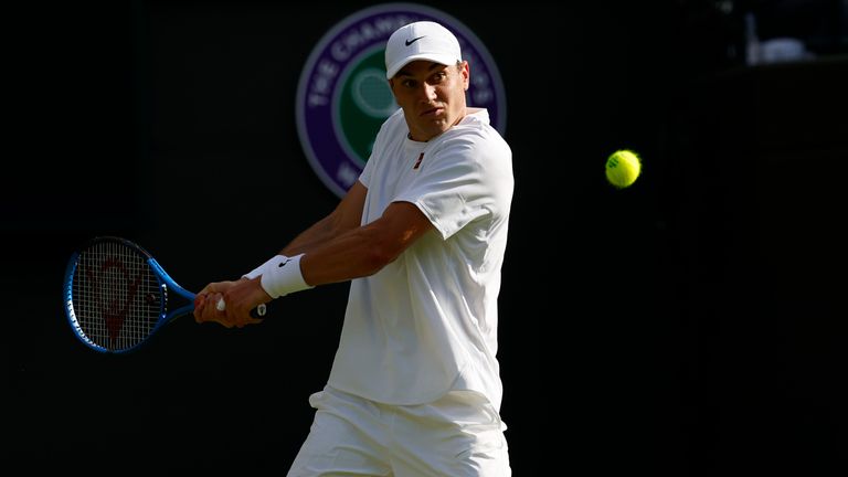 1. července 2025; Wimbledon Spojené království; Jack Draper (GBR) zasáhne backhand proti Sebastianovi B ‡ ez (arg) (není na obrázku) v den 2. dne šampiona