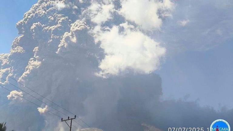 Indonésie's Mount Lewobi Laki-Laki Volcano vybuchne znovu ** Příběh dostupný, Kontaktní dodavatel ** Kde: Mount Lewobi Laki-Laki, Flores, Indonésie, Indonésie, Indonésie, pouze: 07. července 2025 Kredit: Centrum pro sopečnou a geologické riziko, zmírnění Indonésie/krycí obrazy pouze ** editoriální použití. Materiály pouze ve spojení s redakčním příběhem. Použití těchto materiálů pro reklamu, marketing nebo jakýkoli jiný komerční účely je přísně zakázáno. Materiál Copyright zůstává s uvedeným dodavatelem. ** (Obrázky prostřednictvím AP obrázků)