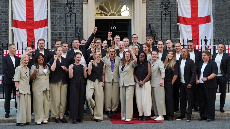 Anglie ženský fotbalový tým představuje na fotografii v Downing Street v Londýně, když se účastní recepce na č. 10, obrázek: PA 