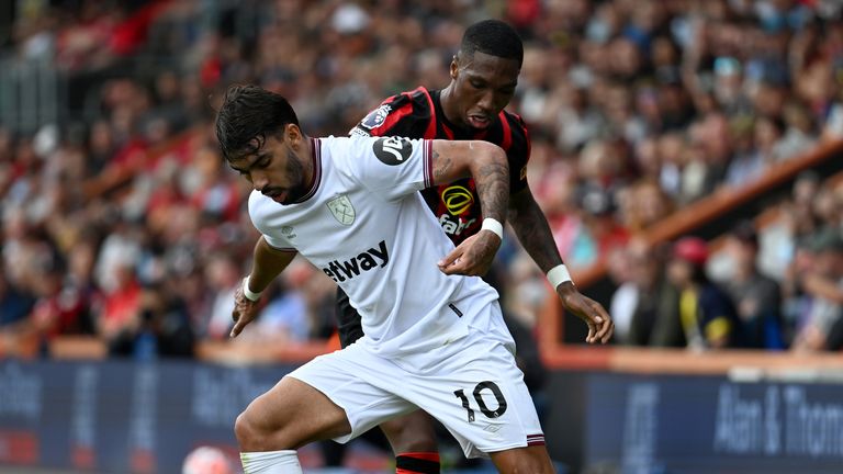 Lucas Paqueta z West Ham United (vlevo) a Bournemouth's Jaidon Anthony Battle o míč během zápasu Premier League na stadionu Vitality v Bournemouthu. Datum obrázku: Sobota 12. srpna 2023.