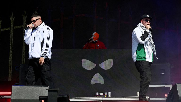 Kneecap vystupuje na scéně West Holts během festivalu Glastonbury. Pic: Reuters
