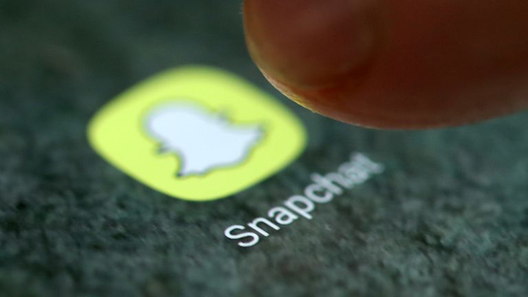 Logo aplikace Snapchat App je vidět na smartphonu na tomto obrázku pořízeném 15. září 2017. Reuters/Dado Ruvic/Ilustrace
