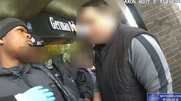 Adenola Akindutire připustil obvinění včetně loupeže. Pic: Met Police