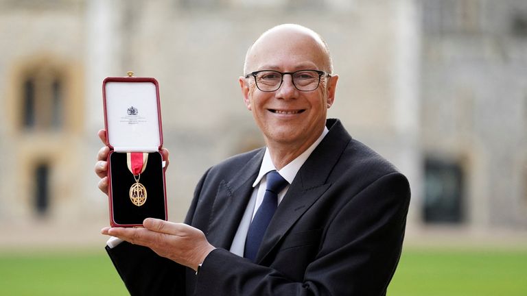 Sir Stephen Powis představuje poté, co byl v roce 2022 vyroben rytířský bakalář