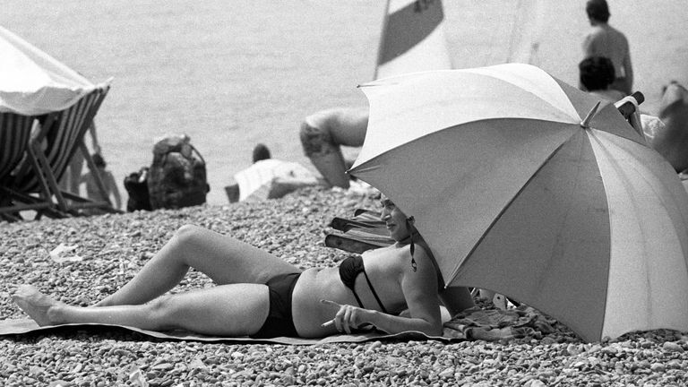 Žena opaluje během léta 1976. Obrázek: PA