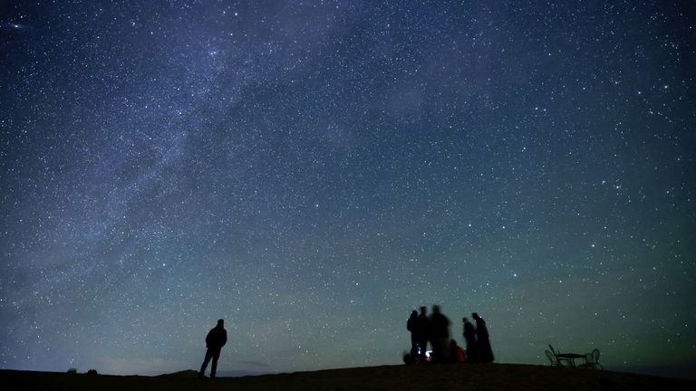 Lidé v poušti Sahara se dívají na hvězdy na noční obloze před Merzouga, Maroko 8. prosince 2024. Obrázek: Reuters