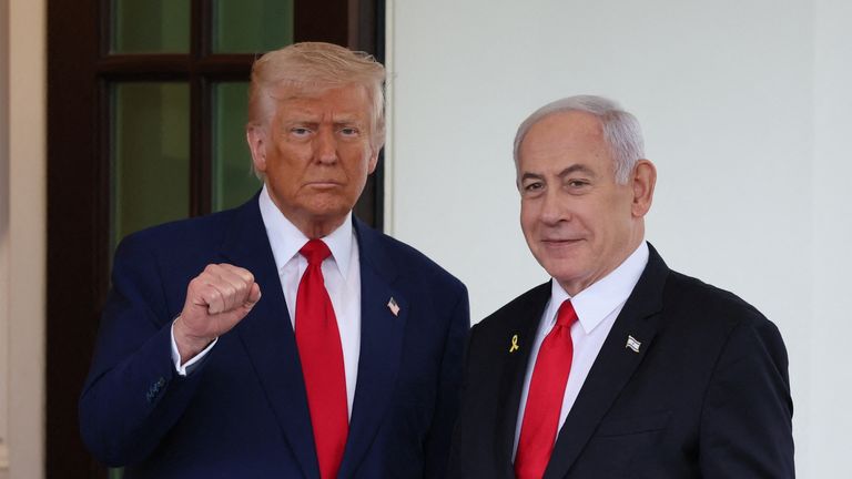 Donald Trump, vlevo, s Benjaminem Netanjahuem u vchodu do Bílého domu. Pic: Reuters