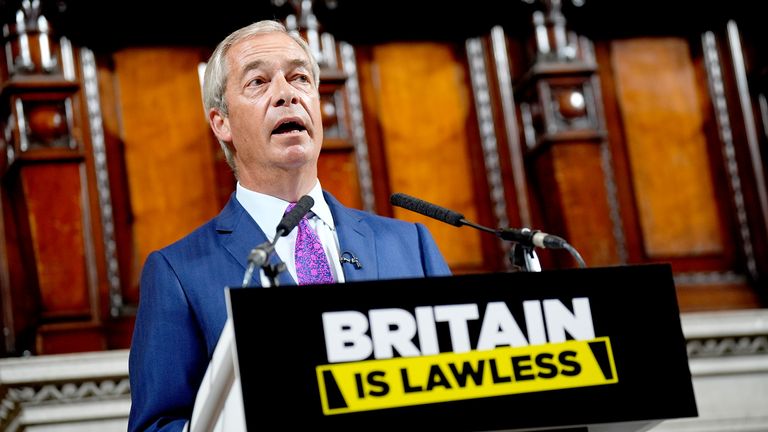 Vedoucí strany Nigel Farage hovoří během reformní tiskové konference ve Velké Británii v hotelu Royal Horseguards.  Pic :: Pa