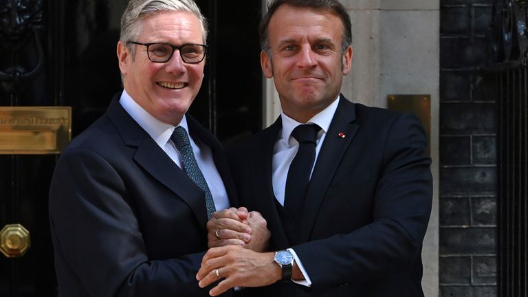 Sir Keir Starmer, který hovoří vedle Emmanuela Macrona na tiskové konferenci v severním Londýně "týdny".    Říká: "Migranti přicházející přes malou loď budou zadrženi a vráceni do Francie v krátkém pořadí."