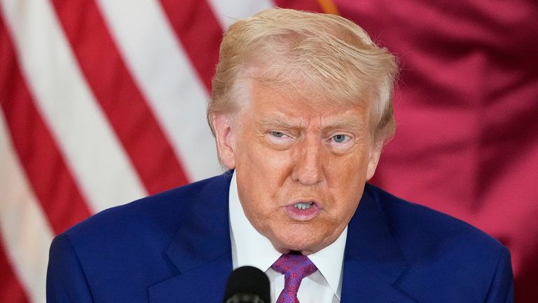 Donald Trump mluví během obchodního kulatého stolu, kterého se zúčastnil Sheikh Saoud bin Abdulrahman bin Hassan bin Ali al Thani v Dauhá v Kataru.   Pic: Ap