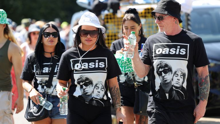 Fanoušci Oasis nosí trička s obrázkem Liama ​​a Noela Gallaghera.  Pic: Reuters