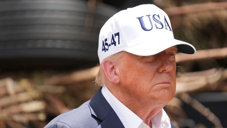 Prezident Donald Trump stojí při pozdravu prvních respondentů v Kerrville.  Pic: Ap
