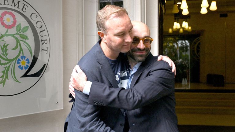 Tom Hayes a Carlo Palombo slaví poté, co bylo jejich přesvědčení převráceno.  Pic: Reuters