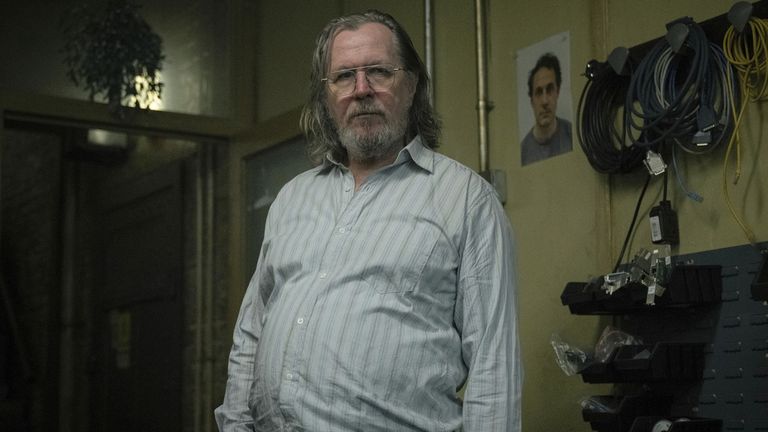 Sir Gary Oldman ve scéně od pomalých koní. Pic: Ap