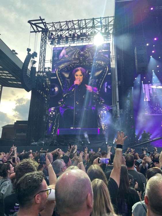 Osbourne je vidět na obrazovce, když vystupuje na rozloučené show Black Sabbath s názvem "Zpět na začátek"ve Villa Park. Pic: Reuters