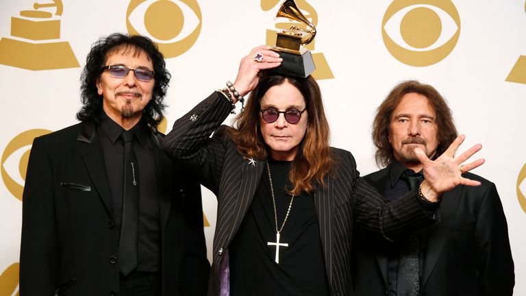 (LR) Tony Iommi, Ozzy Osbourne a Geezer Butler z Black Sabbath představují svou cenu za nejlepší kovový výkon na Grammy 2014