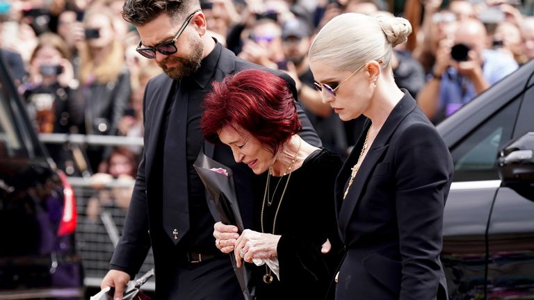 Rodina Ozzy Osbourne (zleva doprava) Jack Osbourne, Sharon Osbourne a Kelly Osbourne Lay Flowers.  Pic pa