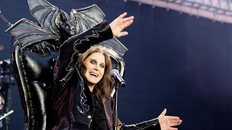 Ozzy se usmívá a mává rukama. Pic: Ross Halfin