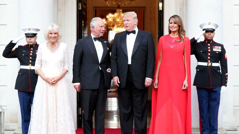 Donald Trump a Melania Trump představují s princem Charlesem a Camillou v roce 2019