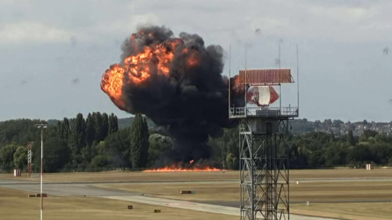 Fireball po letecké havárii na letišti Southend. Pic: Ben G.