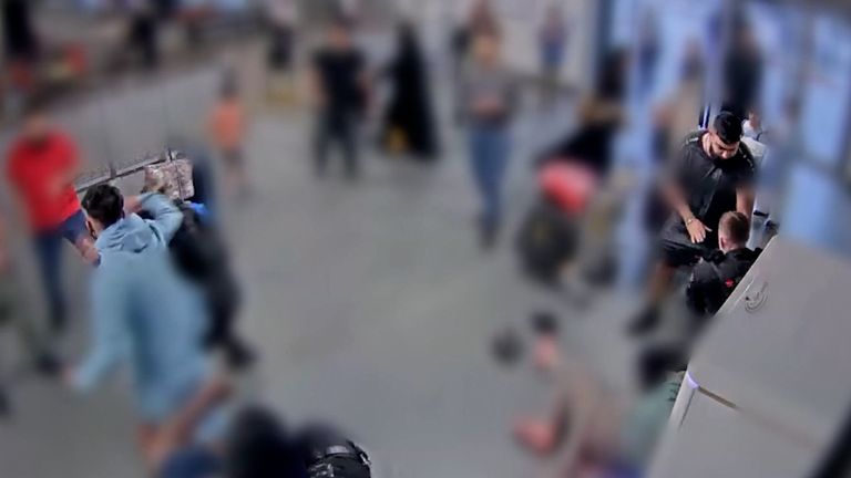 Policie byla povolána poté, co Mohammed Fahir Amaaz, 20, údajně hlavu zákazníka na Starbucks ve dvou Terminálu.