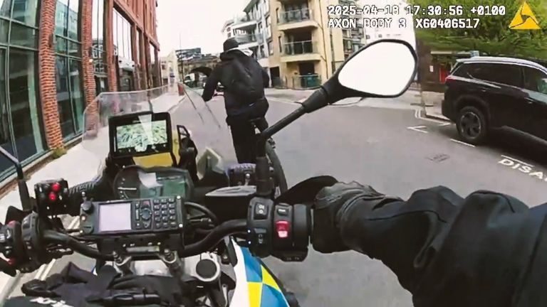 Metropolitní policisté na motorkách se řídili vrtulníky sledovali podezřelého a podařilo se ho zachytit, když se pokusil uniknout.