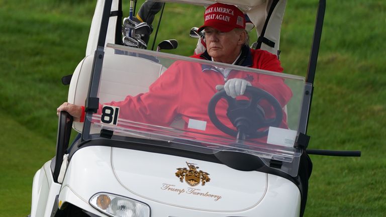 Bývalý americký prezident Donald Trump hraje golf na svém hřišti Trump Turnberry v South Ayrshire během jeho návštěvy ve Velké Británii. Datum obrázku: Wedn